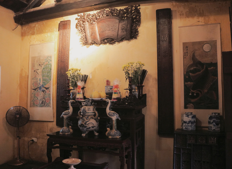 Thờ cúng tổ tiên đã trở thành một tập tục truyền thống có vị trí đặc biệt quan trọng trong đời sống tinh thần của dân tộc Việt Nam. Trên bàn thờ là các đồ tượng trưng cho năm yếu tố ngũ hành đó là Kim, Mộc, Thủy, Hỏa, Thổ. (Ảnh: Q.C/Vietnam+)