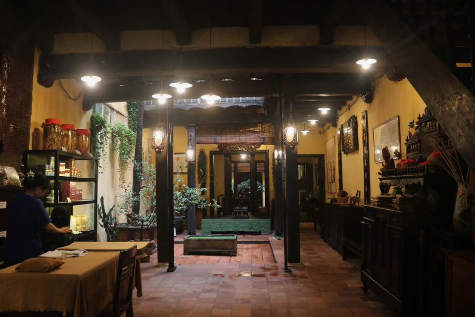 Đây là một trong những ngôi nhà cổ mang đậm lối kiến trúc đặc trưng của Hà Nội xưa được xây dựng không gian sống theo dạng hình ống và sáng tạo thêm nhiều các lớp nhà. (Ảnh: Q.C/Vietnam+)