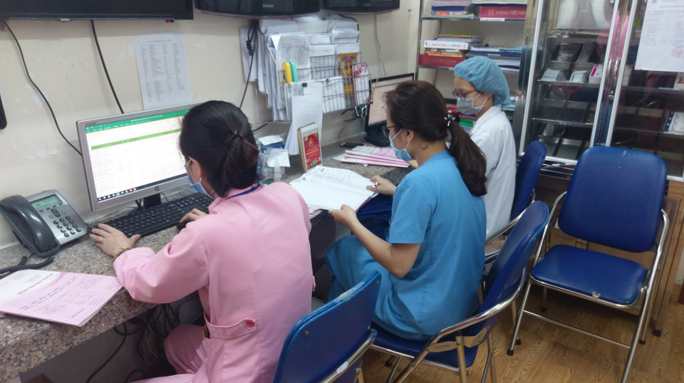 Nhân viên tại bệnh viện trong thời gian cách ly. (Ảnh: PV/Vietnam+)