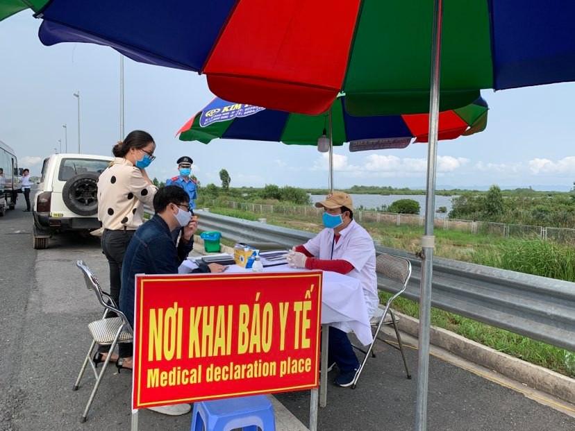 Nơi khai báo y tế trên cầu Bạch Đằng thuộc thị xã Quảng Yên. (Ảnh: Thuỳ Giang/Vietnam+)