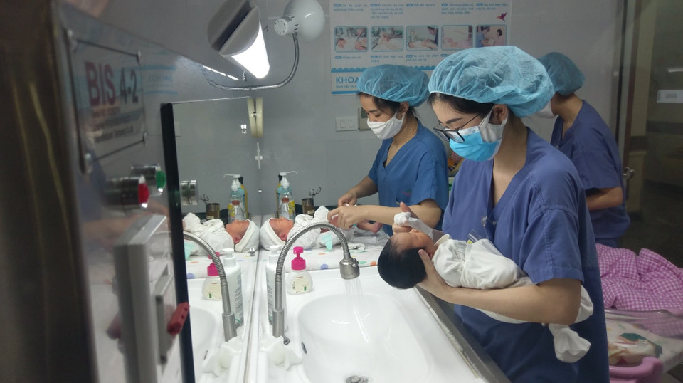 Nhân viên khoa sản tắm cho trẻ mỗi sáng.(Ảnh: PV/Vietnam+)