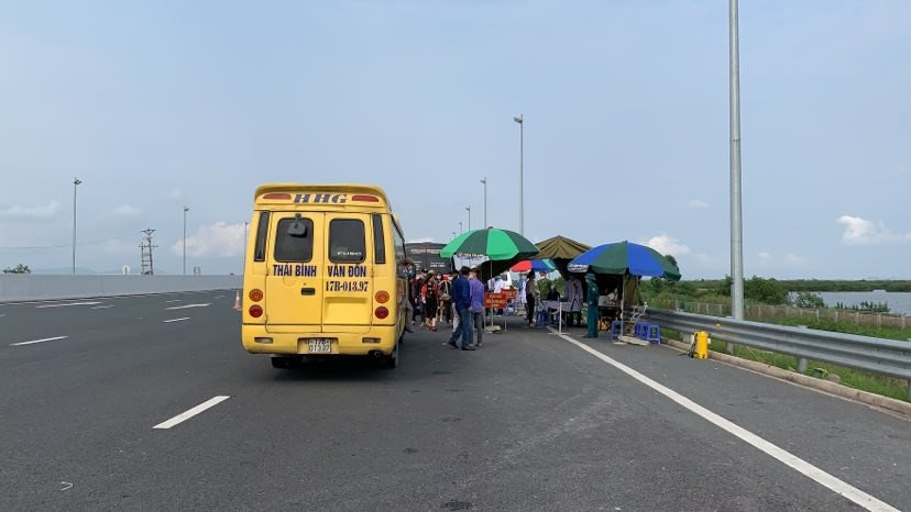 Hơn 3.000 các phương tiện được kiểm tra tại tất cả các chốt trạm. (Ảnh: Thuỳ Giang/Vietnam+)