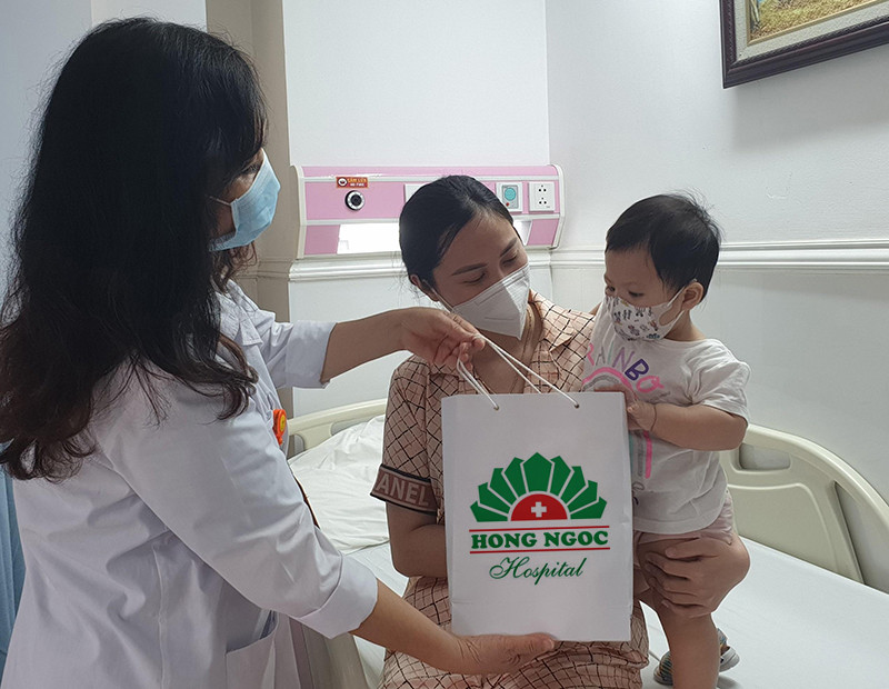 Tặng quà cho bệnh nhân trong thời gian cách ly. (Ảnh: PV/Vietnam+)