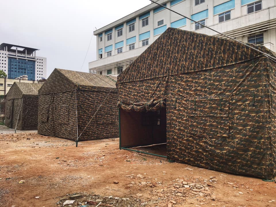 Đêm 28/3, Quân đội đã hỗ trợ Bệnh viện Bạch Mai dựng lên một bệnh viện dã chiến trong khuôn viên. (Ảnh: Đặng Tú/Vietnam+)