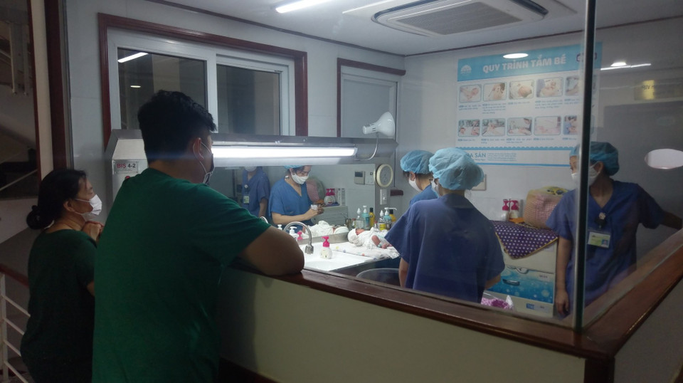 Các hoạt động chăm sóc cho các bệnh nhân tại bệnh viện vẫn diễn ra bình thường sau nhiều lần phun khử khuẩn. (Ảnh: PV/Vietnam+)