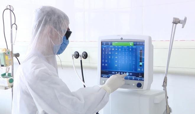 Theo dõi các chỉ số sức khoẻ cho bệnh nhân COVID-19. (Ảnh: PV/Vietnam+)