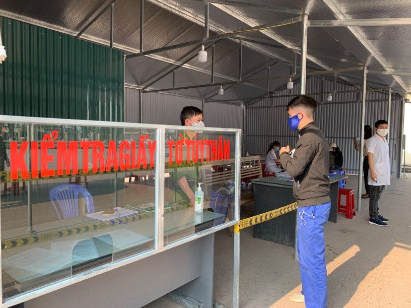 Nơi kiểm tra giấy tờ tuỳ thân khi vào tỉnh Quảng Ninh. (Ảnh: Thuỳ Giang/Vietnam+)