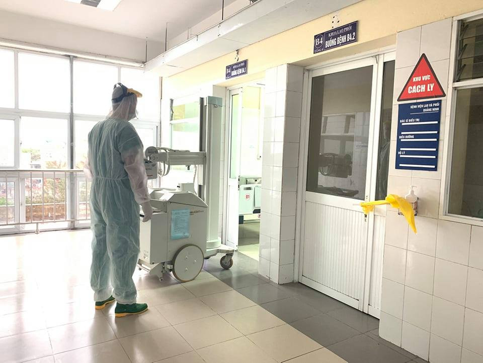 Chụp X-quang cho bệnh nhân mắc COVID-19. (Ảnh: PV/Vietnam+)