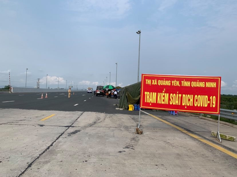 Tỉnh Quảng Ninh đã thành lập 10 chốt kiểm soát liên ngành đặt tại một số địa bàn cửa ngõ. (Ảnh: Thuỳ Giang/Vietnam+)