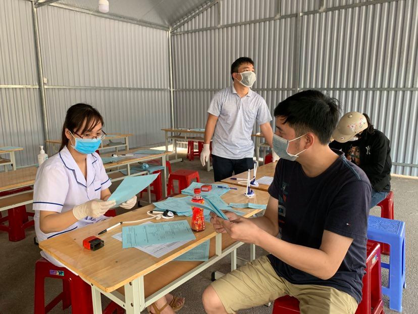 Bàn khai báo y tế. (Ảnh: Thuỳ Giang/Vietnam+)