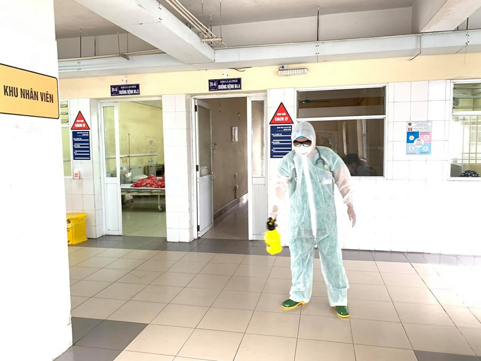 Công tác khử khuẩn tại bệnh viện. (Ảnh: PV/Vietnam+)