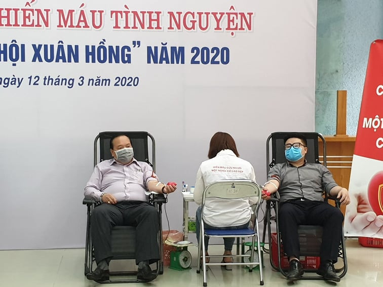 Ông Nguyễn Minh Tuấn (trái) - Vụ trưởng Vụ trang thiết bị công trình y tế hiến máu tình nguyện. (Ảnh: T.G/Vietnam+)