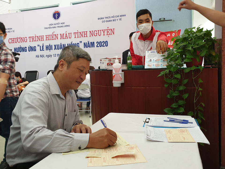 Thứ trưởng Bộ Y tế Nguyễn Trường Sơn đăng ký hiến máu nhân đạo. (Ảnh: T.G/Vietnam+)