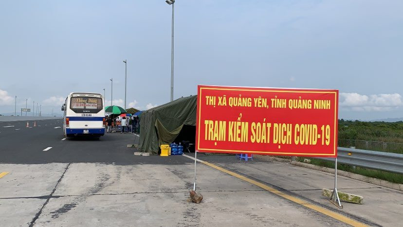 Trạm kiểm soát dịch COVID-19 trên cầu Bạch Đằng thuộc thị xã Quảng Yên. (Ảnh: Thuỳ Giang/Vietnam+)