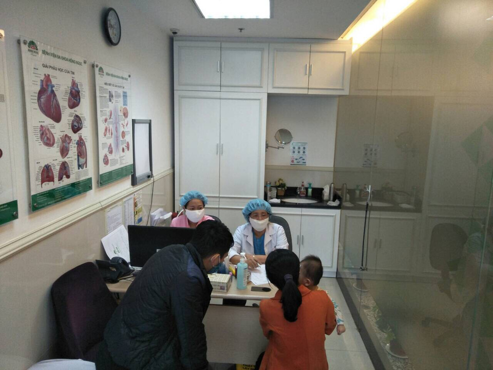 Khám cho bệnh nhân đang được cách ly tại viện. (Ảnh: PV/Vietnam+)