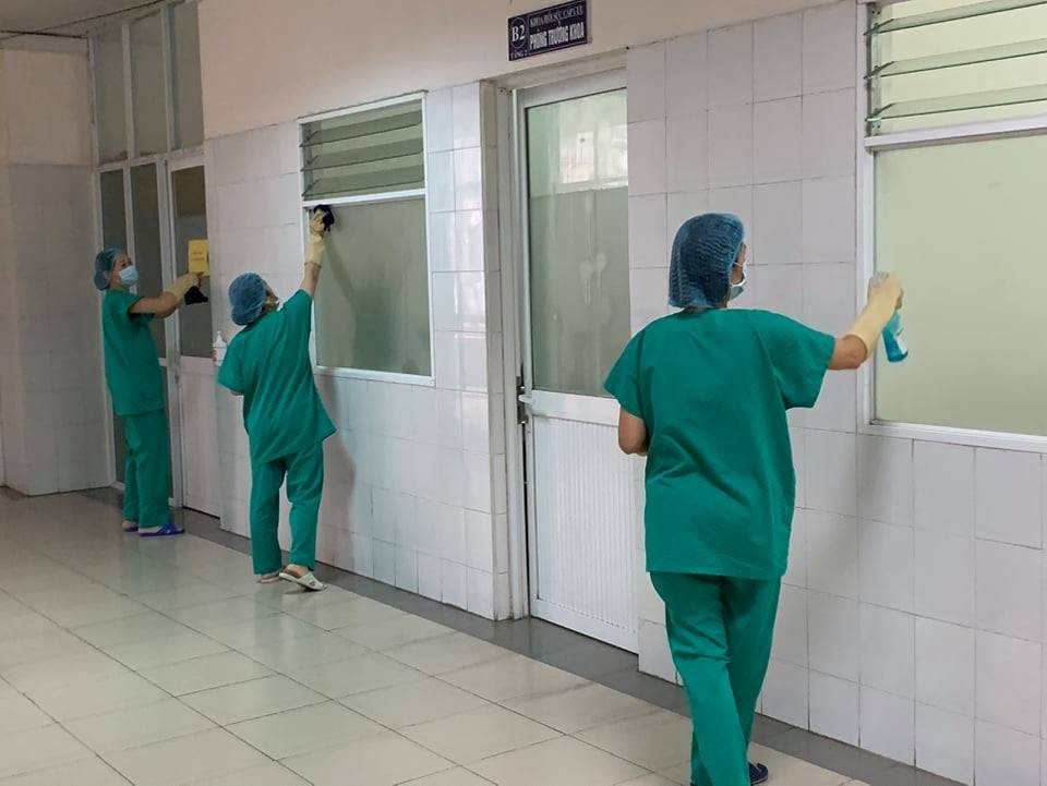 Vệ sinh phòng bệnh và khu vực cách ly. (Ảnh: PV/Vietnam+)