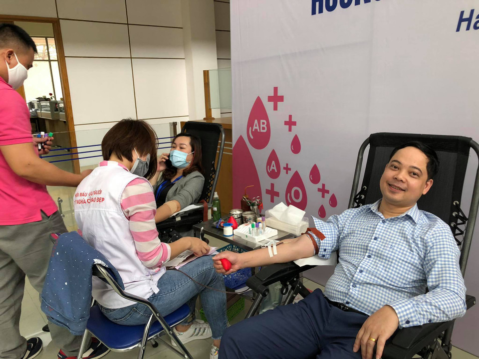 Các cá nhân tích cực tham gia hiến máu. (Ảnh: T.G/Vietnam+)