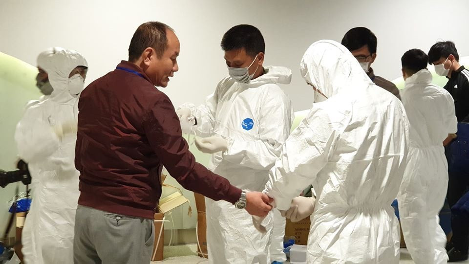 Các y bác sỹ chuẩn bị trang phục bảo hộ. (Ảnh: Vietnam+)