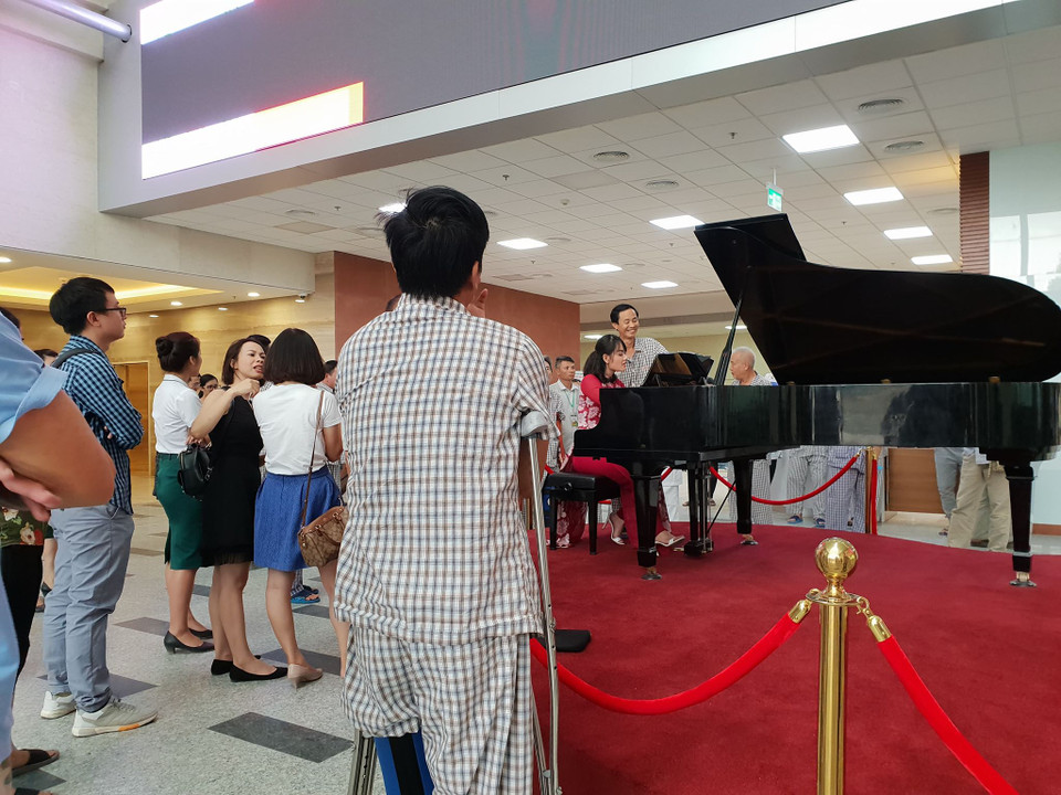Các bệnh nhân xuống sảnh bệnh viện nghe đàn Piano. (Ảnh: T.G/Vietnam+)