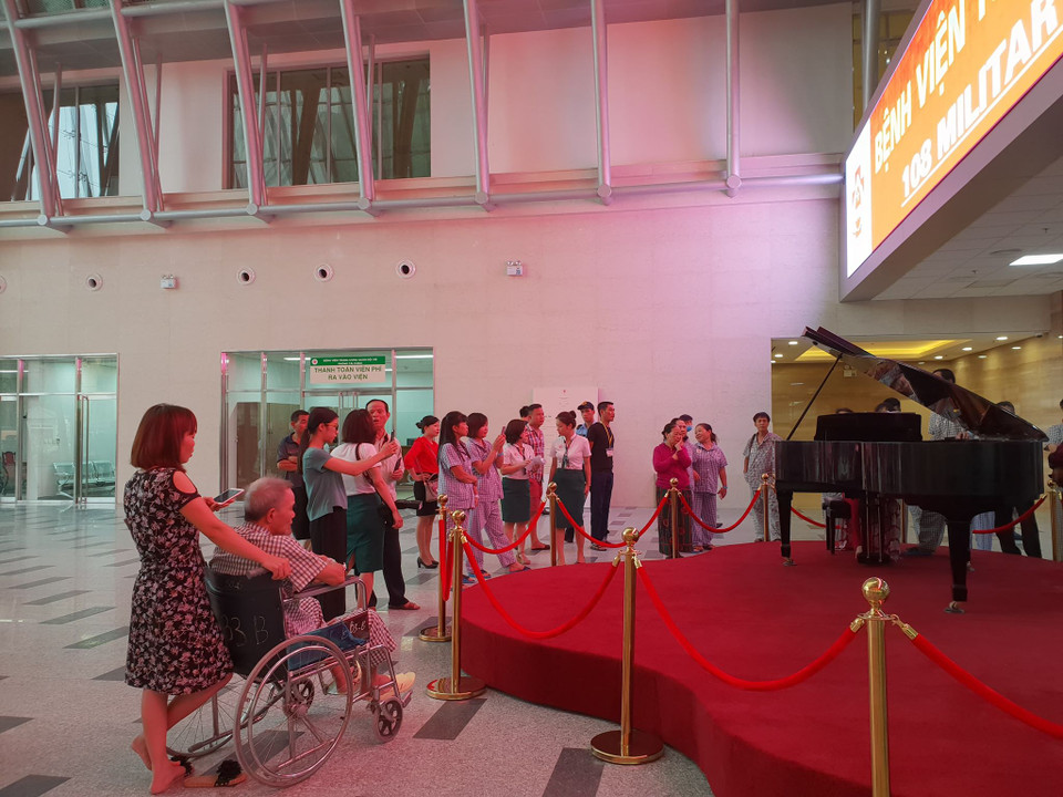 Chương trình nghệ sỹ biểu diễn đàn piano cùng với các bệnh nhân hàng ngày. (Ảnh: T.G/Vietnam+)