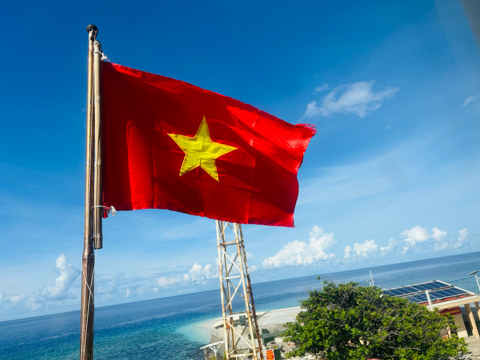 Lá cờ Tổ quốc tung bay trên Trạm Hải đăng An Bang. (Ảnh: Thùy Giang/Vietnam+)