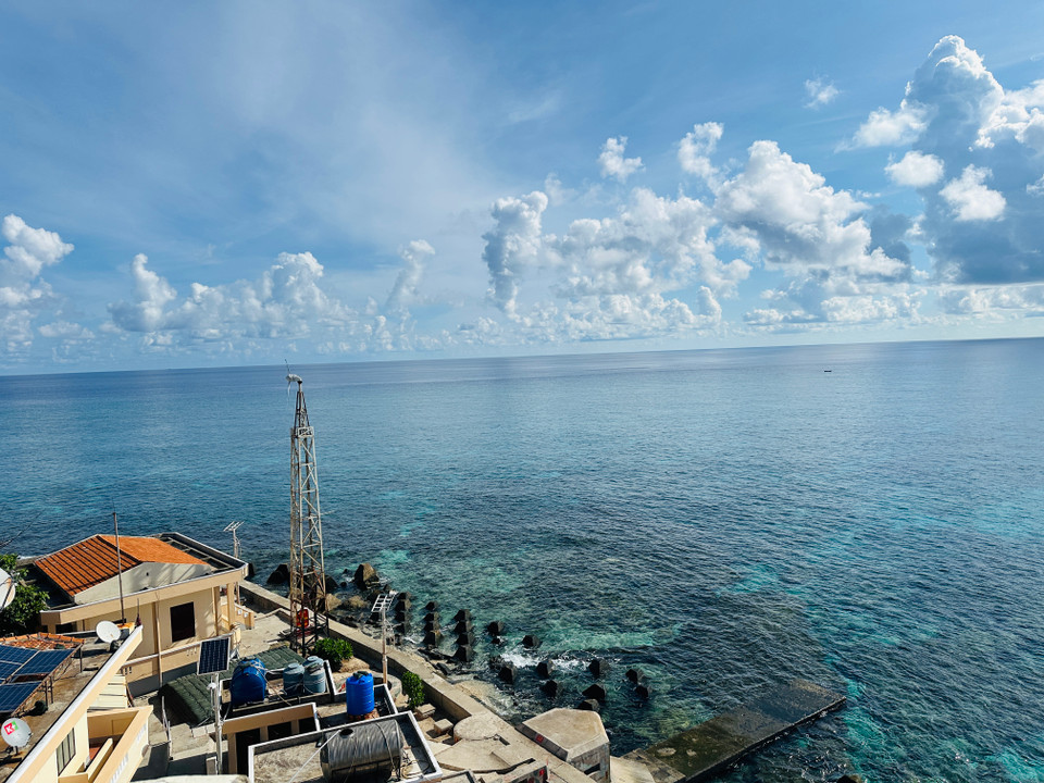 Vẻ đẹp của Đảo An Bang nhìn từ trên cao ở khu vực Trạm Hải đăng. (Ảnh: Thùy Giang/Vietnam+)