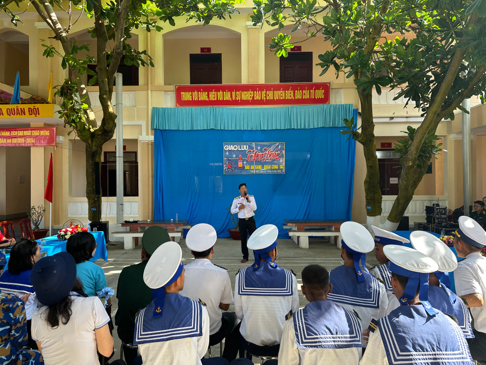 Giao lưu văn nghệ giữa Đoàn công tác số 21 năm 2024 và các chiến sĩ trên Đảo An Bang dưới bóng những cây bàng xanh mát. (Ảnh: Thùy Giang/Vietnam+)