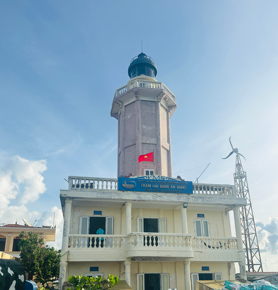 Tháp hải đăng nổi bật trên đảo An Bang. (Ảnh: Thùy Giang/Vietnam+)