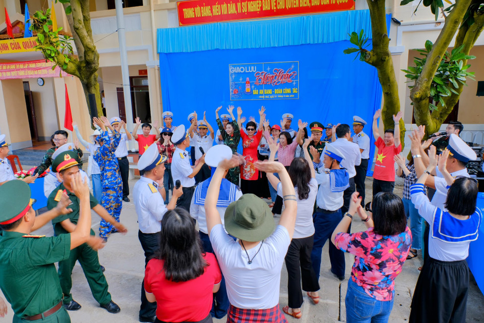 Các thành viên của Đoàn công tác số 21 năm 2024 giao lưu văn nghệ với các chiến sĩ trên đảo. (Ảnh: Thu Minh/Vietnam+)