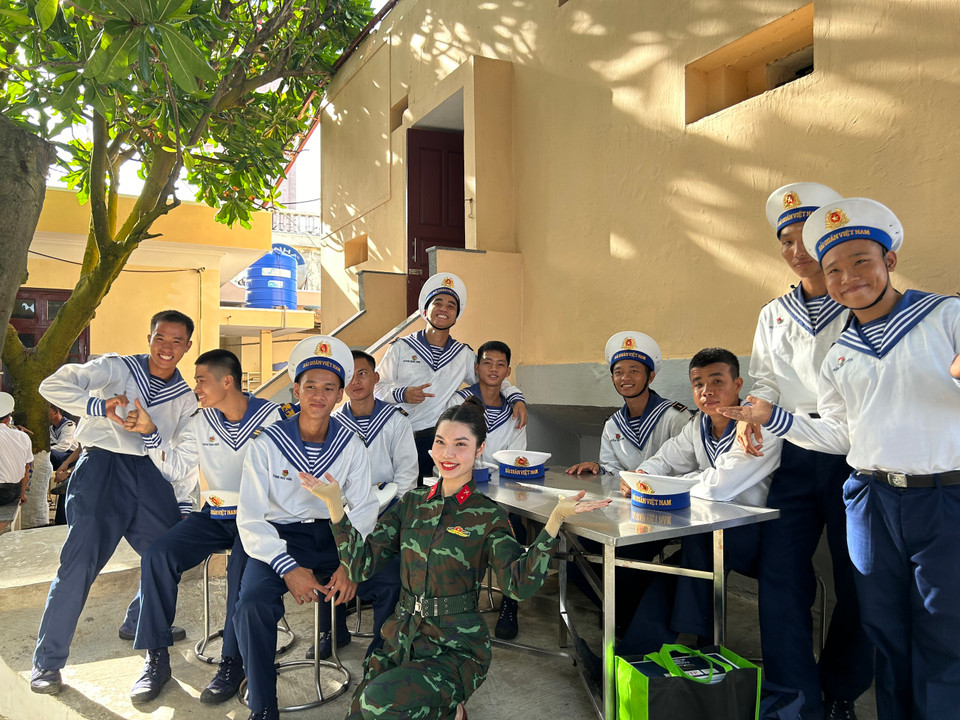 Cán bộ, chiến sĩ trên đảo luôn đoàn kết, chủ động, sáng tạo, phát huy ý chí tự lực tự cường. (Ảnh: PV/Vietnam+)