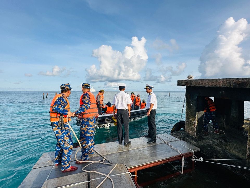 Nằm ở vị trí tiền tiêu, điều kiện thiên nhiên khắc nghiệt nên đảo thành lập một đội quân đặc biệt gồm những chiến sĩ rất thiện chiến về bơi lội, chịu trách nhiệm đón đưa khách và vận chuyển hàng hóa, kéo xuồng để giúp những chuyến vào ra đảo được an toàn. (Ảnh: Thùy Giang/Vietnam+)