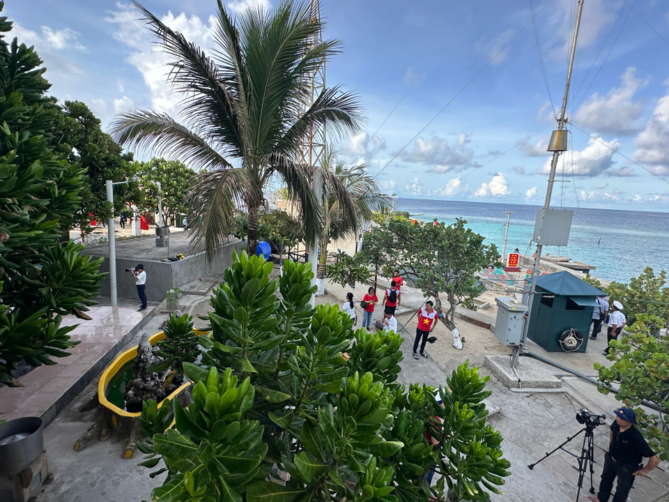 Giữa màu xanh của biển cả, của mây trời, An Bang đẹp dịu dàng với màu xanh tốt tươi của bàng vuông và nhiều loại cây trồng trên đảo. (Ảnh: Thùy Giang/Vietnam+)