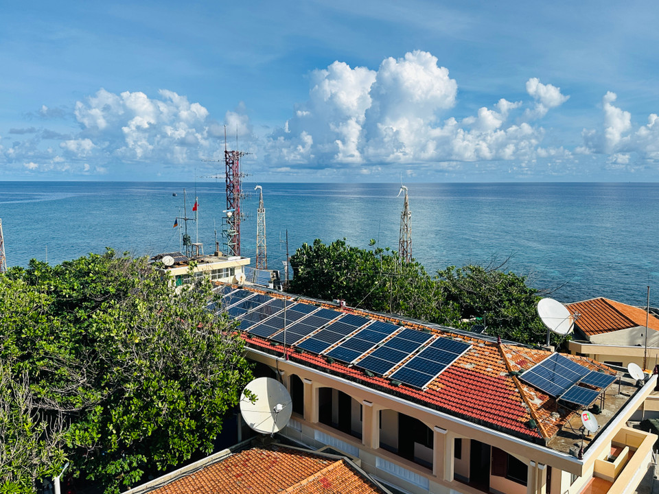 Nhiều máy phát điện gió và năng lượng mặt trời được lắp đặt trên Đảo An Bang. (Ảnh: Thùy Giang/Vietnam+)