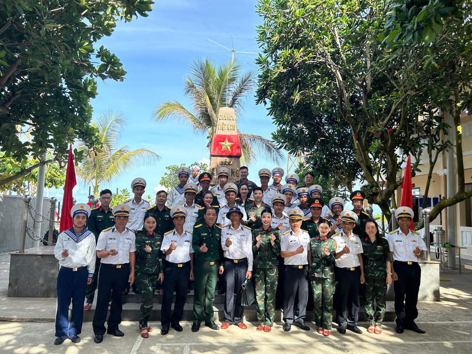 Các thành viên Đoàn công tác số 21 năm 2024 chụp ảnh lưu niệm với cán bộ chiến sĩ Đảo An Bang. (Ảnh: Thùy Giang/Vietnam+)