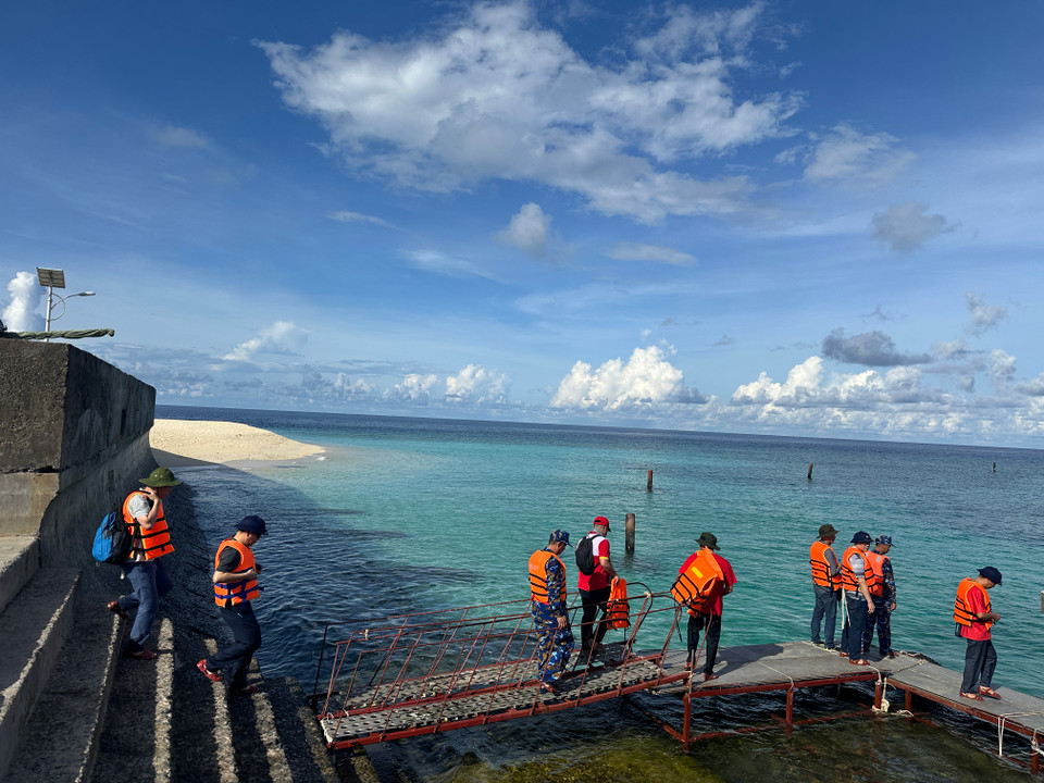 Đảo An Bang đa phần quanh năm sóng vỗ dữ dội, những thuyền lớn không thể cập bờ, để vào đảo phải dùng xuồng nhỏ "bơi” trên những con sóng cao vài mét, cập bến bằng biện pháp kéo dây. (Ảnh: Thùy Giang/Vietnam+)