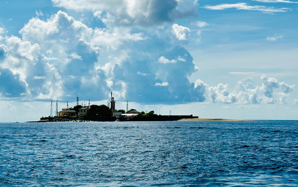 Thành viên của Đoàn công tác số 21 năm 2024 may mắn đã được đặt chân lên đảo vào một ngày thời tiết đẹp và ghi lại những hình ảnh về đảo nổi An Bang vô cùng xinh đẹp. (Ảnh: Thùy Giang/Vietnam+)