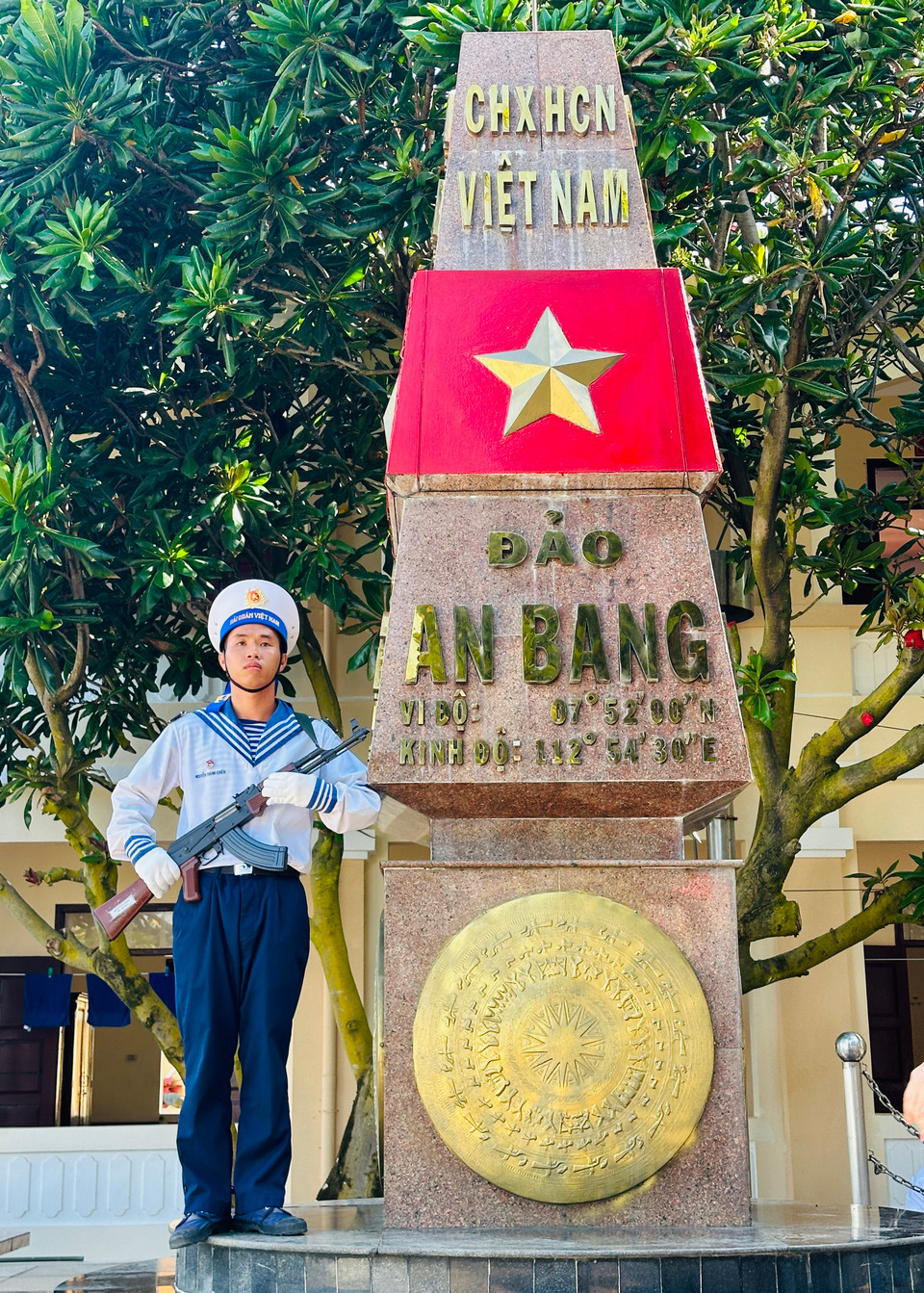 Chiến sĩ canh gác bên Cột mốc chủ quyền Đảo An Bang. (Ảnh: Thùy Giang/Vietnam+)