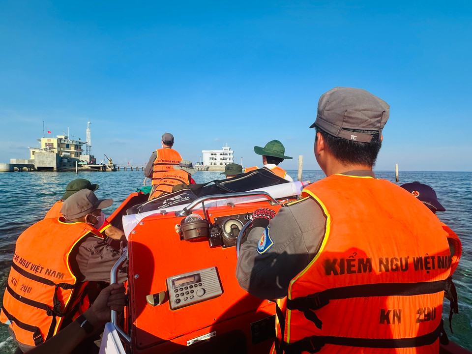 Lực lượng kiểm ngư với trang phục mầu ghi sẫm quen thuộc. (Ảnh: T.G/Vietnam+)