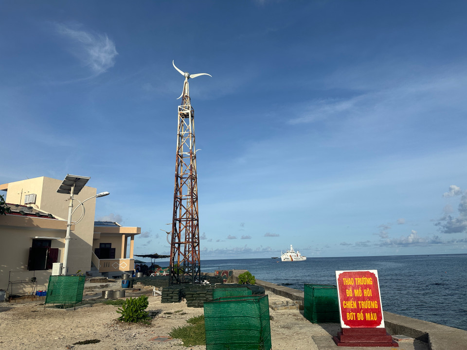 Đảo An Bang có nhà ở, nhà làm việc kiên cố vững chắc với hệ thống năng lượng gió, năng lượng mặt trời... (Ảnh: Thùy Giang/Vietnam+)