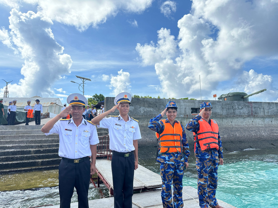 Đời sống vật chất tuy có thiếu thốn, nhưng tư tưởng cán bộ, chiến sĩ Đảo An Bang luôn xác định sẵn sàng nhiệm vụ chiến đấu, bảo vệ chủ quyền thiêng liêng của Tổ quốc. (Ảnh: Thùy Giang/Vietnam+)