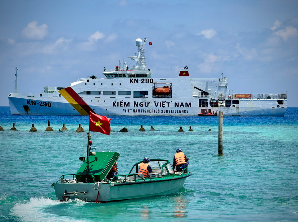Tàu Kiểm ngư KN-290 có nhiệm vụ tuần tra, kiểm tra, kiểm soát, thực thi pháp luật trên biển, đấu tranh bảo vệ chủ quyền biển đảo, hỗ trợ ngư dân vươn khơi bám biển, công tác cứu hộ cứu nạn và thực hiện các nhiệm vụ dân sự khác. Bên cạnh đó, hằng năm, KN-290 còn có nhiệm vụ đưa các đoàn đại biểu ra thăm đảo chìm, đảo nổi thuộc Quần đảo Trường Sa. (Ảnh: Ngô Quang Minh/Vietnam+)