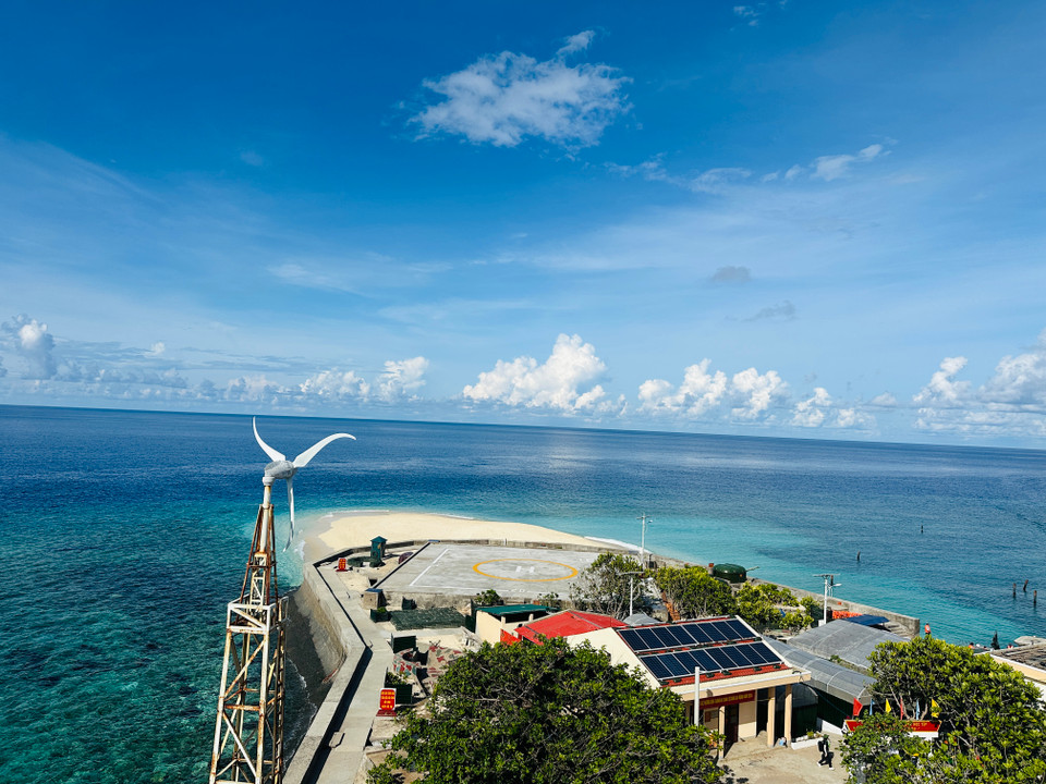 An Bang còn có một tên gọi khác là đảo Đồng Hồ, vì dưới chân đảo thường nổi lên bãi cát nhỏ di chuyển theo mùa, chạy vòng quanh. Theo chu kỳ, bãi cát di chuyển hết một vòng là tròn một năm. (Ảnh: Thùy Giang/Vietnam+)