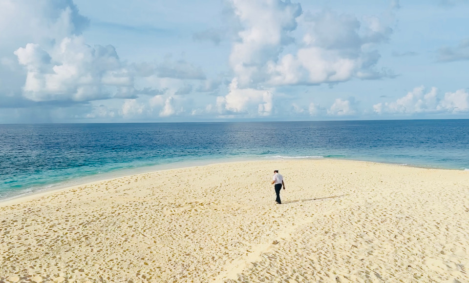 Bãi cát trắng tuyệt đẹp trên Đảo An Bang. Chỉ cần gió cấp 3, 4 thì những chuyến tàu cập đảo cũng gặp rất nhiều khó khăn, những ngày đó, cán bộ chiến sĩ đảo An Bang chờ sẵn để đón xuồng, nhận lấy dây thừng từ xuồng rồi hợp sức kéo lên bãi cát. (Ảnh: Thùy Giang/Vietnam+)