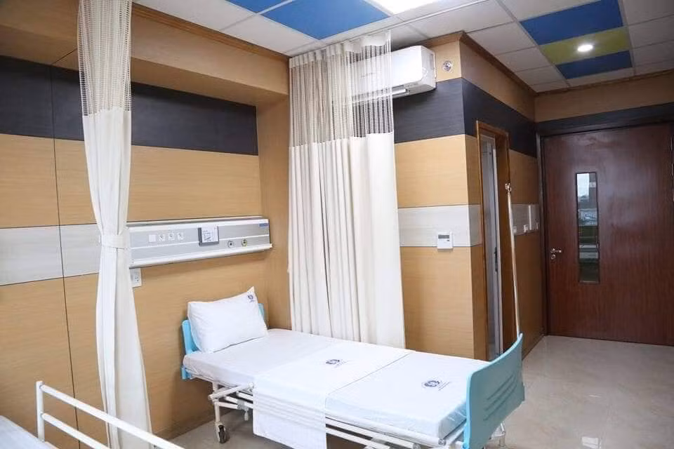 Trung tâm gồm 5 phòng chức năng và 19 khoa lâm sàng. (Ảnh: PV/Vietnam+)