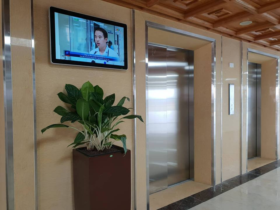 Khu vực thang máy phục vụ người bệnh. (Ảnh: PV/Vietnam+)