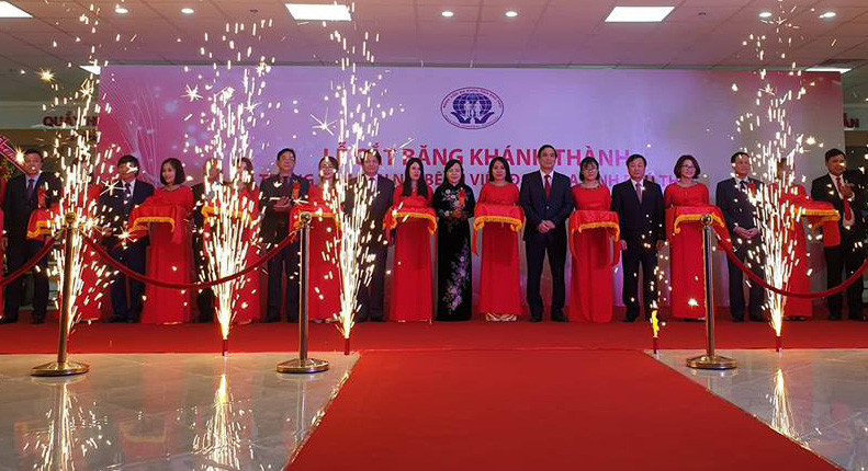 Bộ trưởng Bộ Y tế cắt băng khánh thành Trung tâm sản Nhi, Bệnh viện Đa khoa tỉnh Phú Thọ. (Ảnh: PV/Vietnam+)