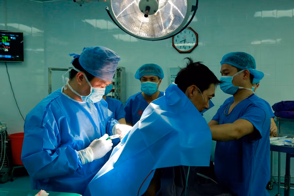 Thực hiện các thủ tục cho bệnh nhân trước ca ghép. (Ảnh: PV/Vietnam+)