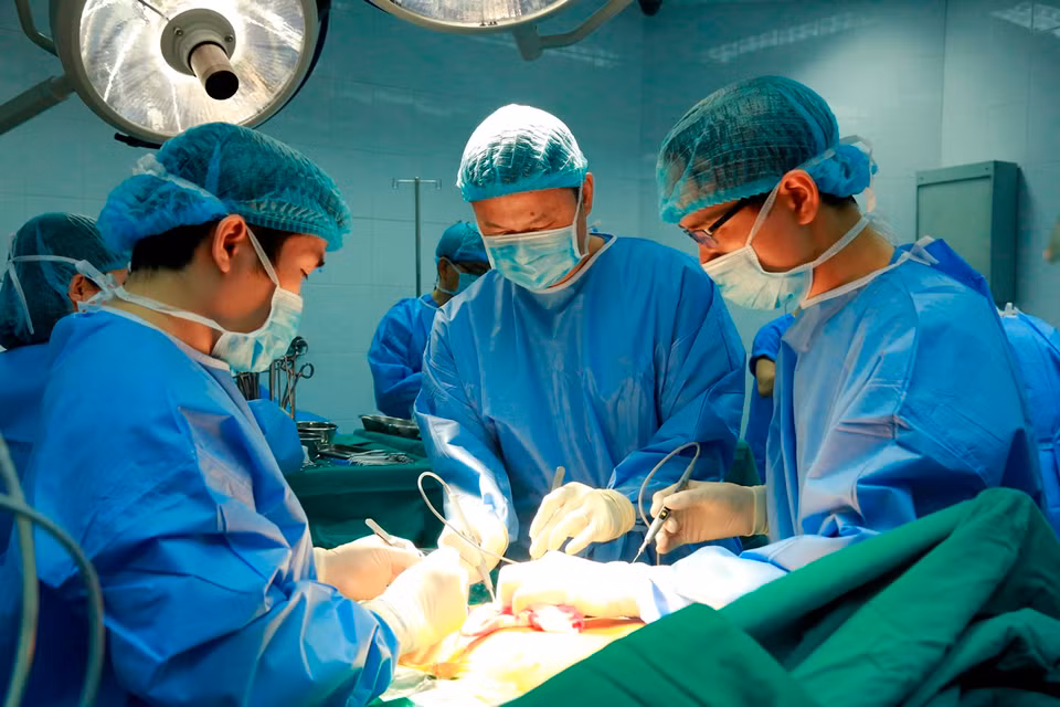 Các bác sỹ thực hiện ca ghép phổi. (Ảnh: PV/Vietnam+)