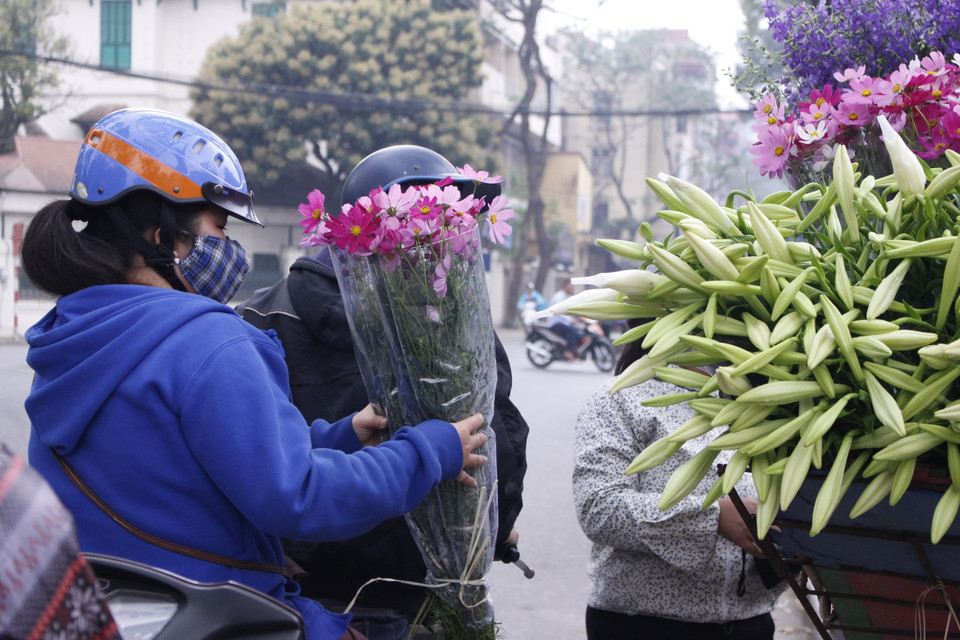Nhiều người dân yêu thích cắm lọ hoa loa kèn mỗi độ tháng Tư về. (Ảnh: Thu Hà-Nguyễn Thúy) 
