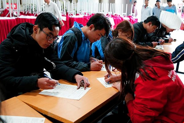 Các bạn trẻ đăng ký hiến máu. (Ảnh: PV/Vietnam+)